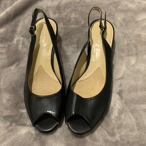 Naturalizer small heels sandals N5 comfort. Size 9. New, never worn.